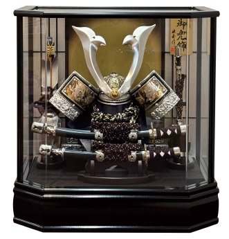 シルバー彫金兜ケース飾り